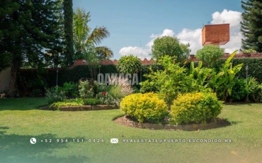 Residencia Amplia con Jardines Exuberantes